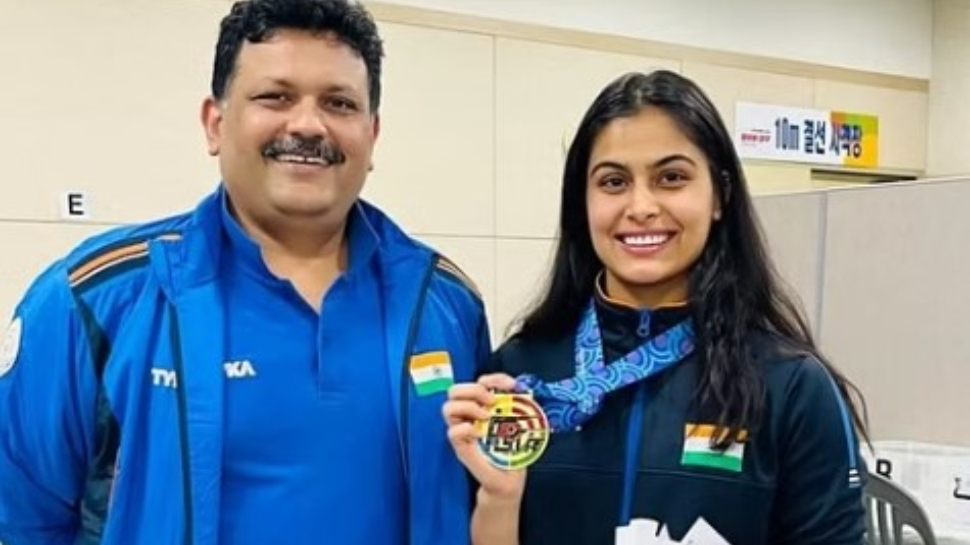 Manu bhaker Coach: మను బాకర్ కోచ్ కు బిగ్ షాక్... పారిస్ నుంచి హుటా హుటీన భారత్ కు.. అసలేం జరిగిందంటే..? Manu bhaker Coach: మను బాకర్ కోచ్ కు బిగ్ షాక్... పారిస్ నుంచి హుటా హుటీన భారత్ కు.. అసలేం జరిగిందంటే..?