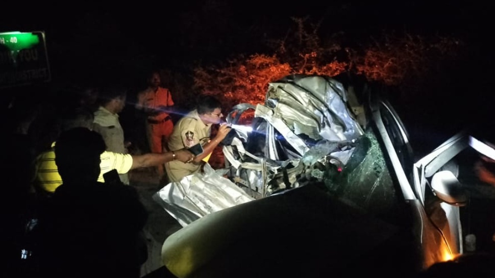 Tragic Accident: పాప పుట్టు వెంట్రుకలకు తిరుపతి వెళ్తుండగా ఘోరం.. ఆరుగురు దుర్మరణం Tragic Accident: పాప పుట్టు వెంట్రుకలకు తిరుపతి వెళ్తుండగా ఘోరం.. ఆరుగురు దుర్మరణం
