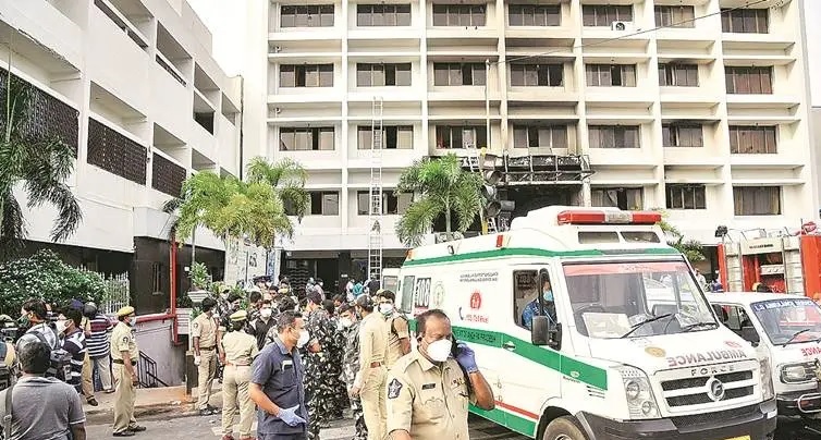 Floods Fear: విజయవాడలో మళ్లీ వరద భయం, ఇళ్లు వదిలి లాడ్జీల్లో నివాసముంటున్న ప్రజలు Floods Fear: విజయవాడలో మళ్లీ వరద భయం, ఇళ్లు వదిలి లాడ్జీల్లో నివాసముంటున్న ప్రజలు