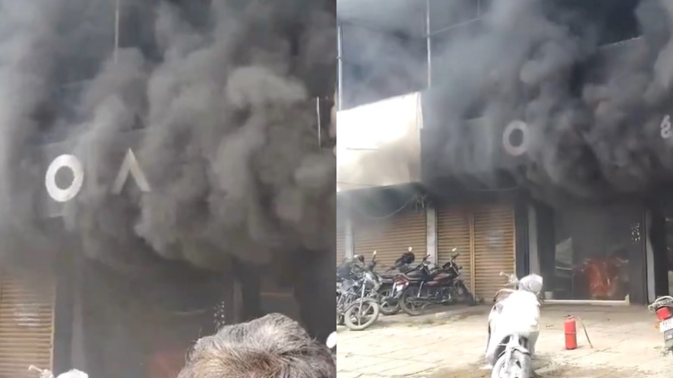 Viral video: రెచ్చిపోయిన యువకుడు.. ఓలా షోరూంను తగలెట్టాడు.. కారణం తెలిస్తే షాక్ .. వీడియో వైరల్.. Viral video: రెచ్చిపోయిన యువకుడు.. ఓలా షోరూంను తగలెట్టాడు.. కారణం తెలిస్తే షాక్ .. వీడియో వైరల్..