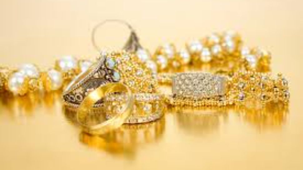 Gold News Today: తగ్గేదెలే అంటున్న బంగారం..82 వేలు దాటిన తులం పసిడి