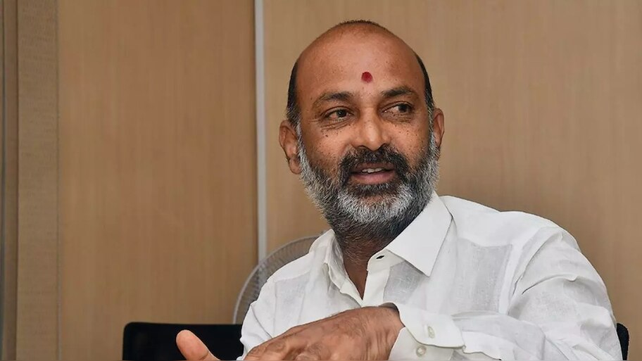 Bandi Sanjay: కేటీఆర్, రేవంత్ రెడ్డి చేయాల్సింది పాదయాత్ర కాదు.. మోకాళ్ల యాత్ర