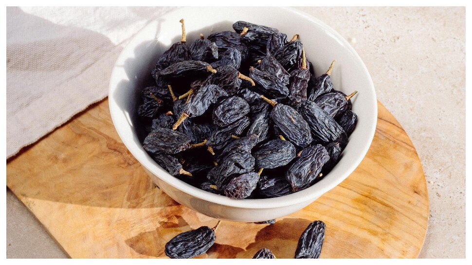 Black Raisins: నల్లటి ఎండుద్రాక్షల్లో నమ్మలేని 5 ఆరోగ్య ప్రయోజనాలు.. తెలిస్తే ఈరోజు డైట్‌లో చేర్చుకుంటారు..