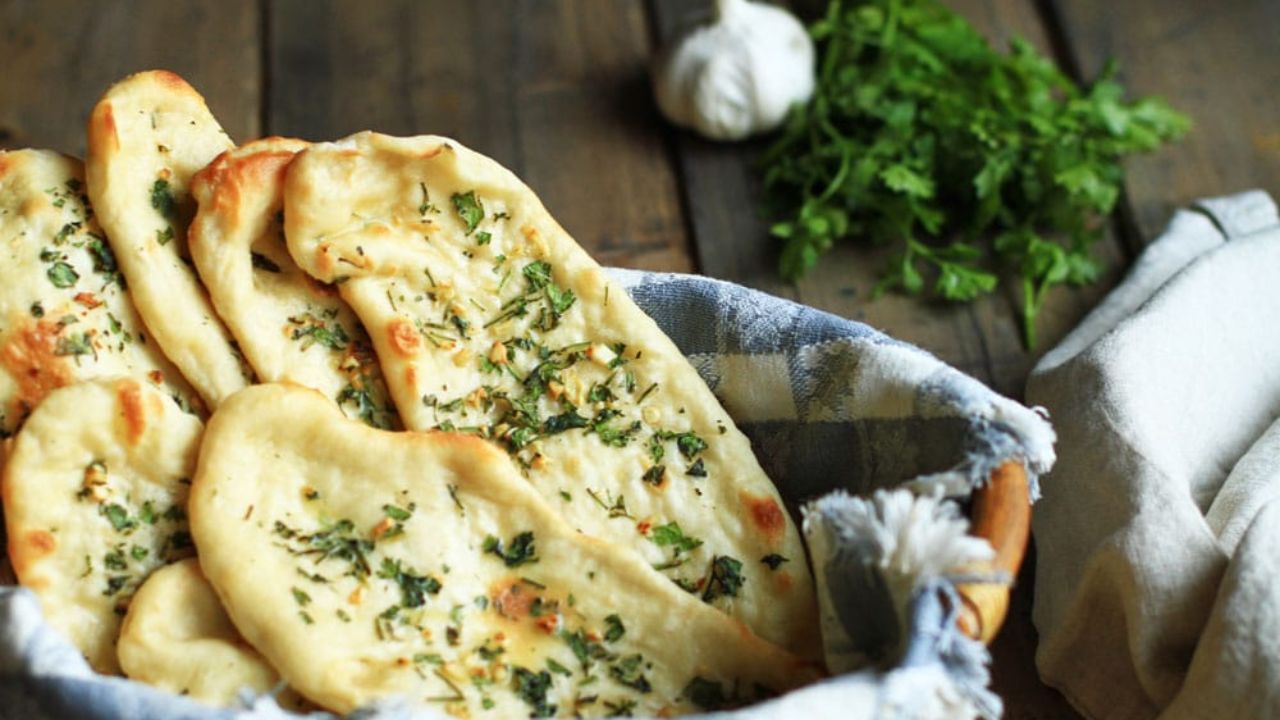 Butter Naan: బట్టర్ నాన్ ని ఇంటిలోనే చాలా సులభంగా సాఫ్టుగా తయారు చేసుకోవచ్చు