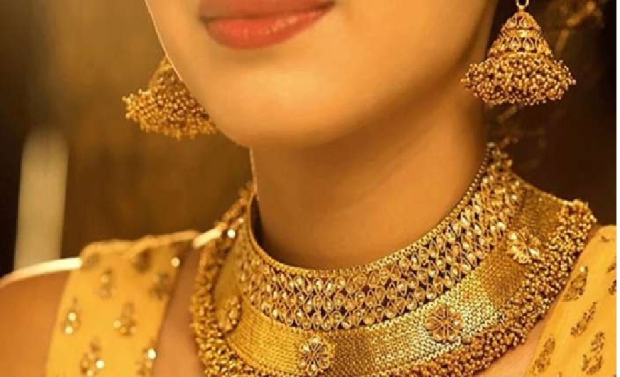 Gold Price Today: పసిడి ధరలకు బ్రేక్, స్వల్పంగా తగ్గిన ధరలు, ఇవాళ్టి ధర ఎంత Gold Price Today: పసిడి ధరలకు బ్రేక్, స్వల్పంగా తగ్గిన ధరలు, ఇవాళ్టి ధర ఎంత