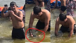 Viral Video: ఏంట్రా ఇలా ఉన్నావ్.. కుంభమేళలో మొబైల్ ఫోన్ కి  పవిత్ర స్నానం.. వీడియో 