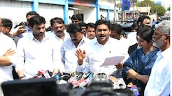 Ys Jagan Strong Warning: ఎవరు ఎక్కడున్నా బట్టలూడి కొడతాం...వైఎస్ జగన్ విశ్వరూపం