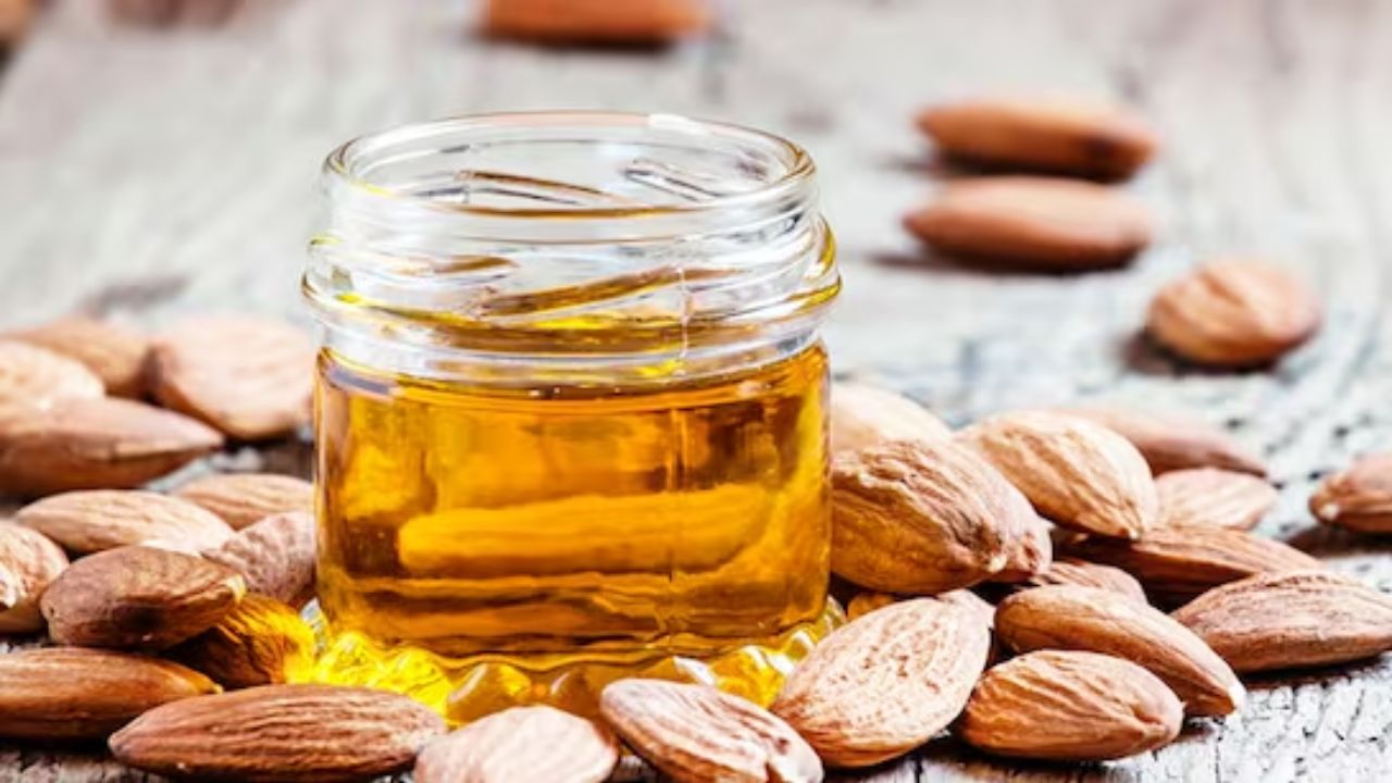 Almond Oil: బాదం నూనె ఇలా ఉపయోగిస్తే అనేక లాభాలు మీసొంతం..! Almond Oil: బాదం నూనె ఇలా ఉపయోగిస్తే అనేక లాభాలు మీసొంతం..!
