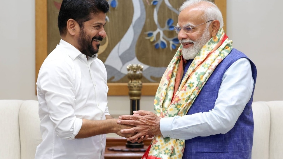 Hyderabad Metro Phase-II: హైదరాబాద్ మెట్రో ఫేజ్-II కు అనుమతి ఇవ్వండి.. ప్రధాని మోదీకి సీఎం రేవంత్ రెడ్డి రిక్వెస్ట్ Hyderabad Metro Phase-II: హైదరాబాద్ మెట్రో ఫేజ్-II కు అనుమతి ఇవ్వండి.. ప్రధాని మోదీకి సీఎం రేవంత్ రెడ్డి రిక్వెస్ట్