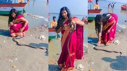 Viral Video: కుంభమేళలో అద్భుతం.. మహిళ పుణ్య స్నానం చేస్తుండగా వచ్చిన భారీ సర్పం.. 
