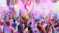 Holi Festival: హోలీ ఫెస్టివల్ స్పెషల్.. ఆ గ్రామంలో చాలా డిఫరెంట్ గురూ..!