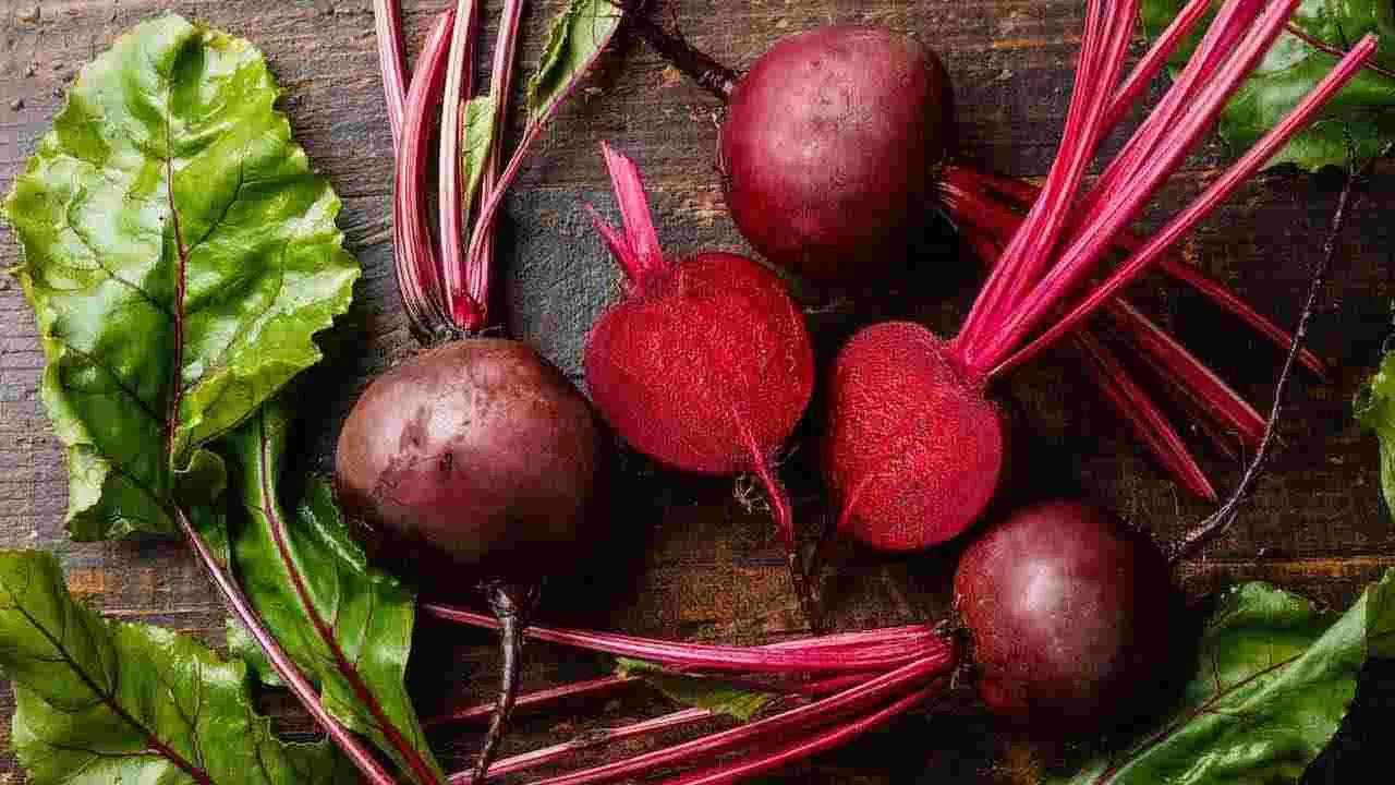 Beetroot Salad Recipe: బీట్రూట్ జ్యూస్ తాగితే ఏమవుతుంది? కలిగే లాభాలు ఏంటో తెలుసుకుందాం.. Beetroot Salad Recipe: బీట్రూట్ జ్యూస్ తాగితే ఏమవుతుంది? కలిగే లాభాలు ఏంటో తెలుసుకుందాం..