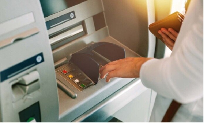 ATM New Charges: బ్యాంక్ కస్టమర్లకు షాక్, ఏటీఎం నుంచి డ్రా చేస్తే ఛార్జి కట్టాల్సిందే ATM New Charges: బ్యాంక్ కస్టమర్లకు షాక్, ఏటీఎం నుంచి డ్రా చేస్తే ఛార్జి కట్టాల్సిందే