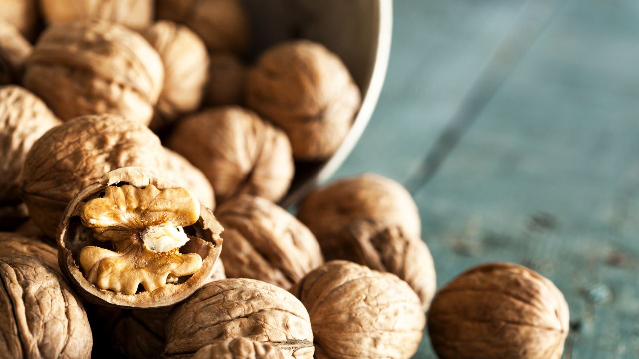 Walnuts And Weight Loss: రోజు ఒక వాల్నట్ ఇలా తింటే.. ఒంట్లో కొవ్వు కరగడం ఖాయం.. Walnuts And Weight Loss: రోజు ఒక వాల్నట్ ఇలా తింటే.. ఒంట్లో కొవ్వు కరగడం ఖాయం..