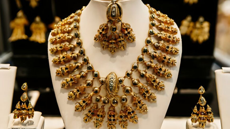 Gold Rate Today: పండగ ముందు గుడ్ న్యూస్...భారీగా పడిపోయిన బంగారం ధరలు..నేటి ధరలు ఎలా ఉన్నాయంటే?