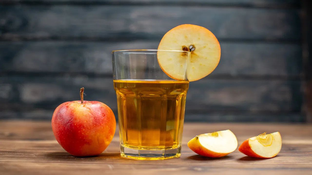 Apple Juice: ఆపిల్ జ్యూస్ ఇలా చేసుకుంటే అమృతమే.. మీరు ట్రై చేయండి! Apple Juice: ఆపిల్ జ్యూస్ ఇలా చేసుకుంటే అమృతమే.. మీరు ట్రై చేయండి!