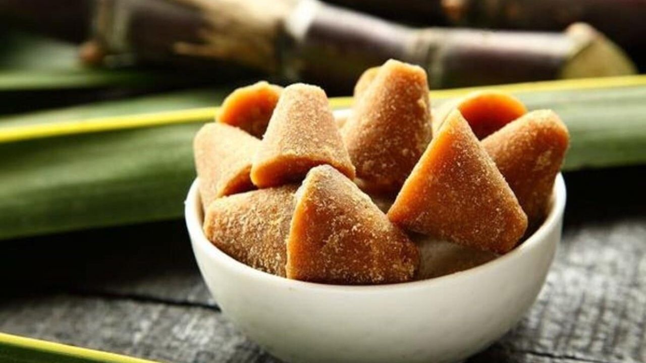 Jaggery Benefits: బెల్లం తింటే ఎన్ని ఉపయోగాలో మీరే తెలుసుకోండి.. Jaggery Benefits: బెల్లం తింటే ఎన్ని ఉపయోగాలో మీరే తెలుసుకోండి..