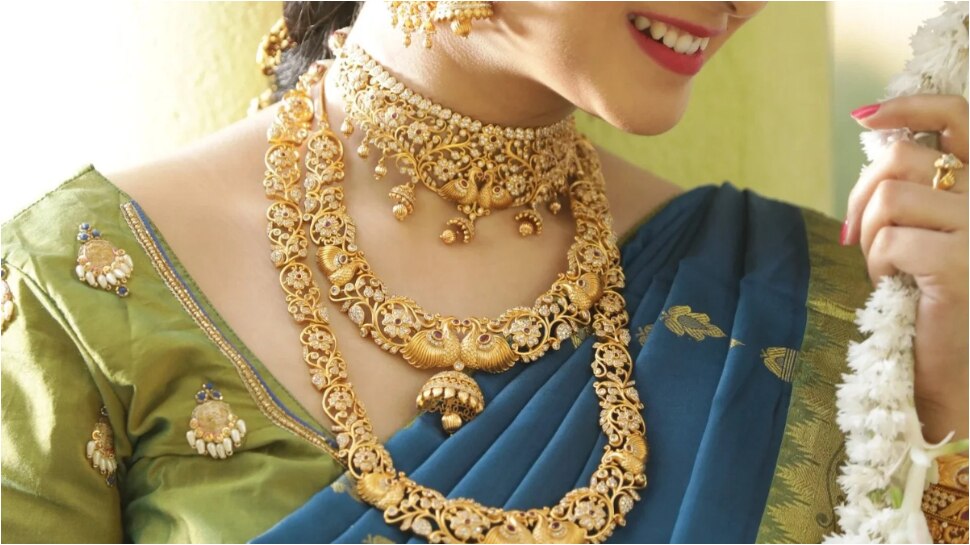 Gold Rate Today: భారీగా తగ్గిన బంగారం ధర.. అక్షయ తృతీయ ముందు ఊరిస్తున్న పసిడి.. ఏప్రిల్ 26, శనివారం ఎంత తగ్గింది అంటే?