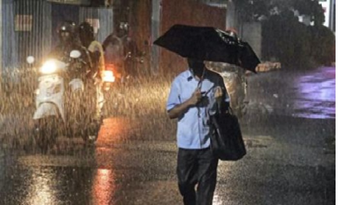 Heavy Rains: ఏపీ తెలంగాణ రాష్ట్రాల్లో మరో నాలుగు రోజులు భారీ వర్షాలు Heavy Rains: ఏపీ తెలంగాణ రాష్ట్రాల్లో మరో నాలుగు రోజులు భారీ వర్షాలు