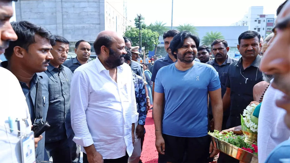 Pawan Kalyan: ఎప్పుడు లేనంతగా మారిపోయిన పవన్ కళ్యాణ్.. ఏకంగా షార్ట్ లో.. వెళ్లి షాప్ ఓపెనింగ్..! Pawan Kalyan: ఎప్పుడు లేనంతగా మారిపోయిన పవన్ కళ్యాణ్.. ఏకంగా షార్ట్ లో.. వెళ్లి షాప్ ఓపెనింగ్..!