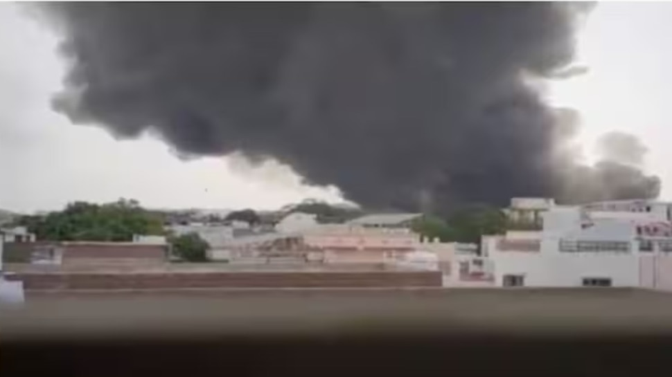 Plane crash: ఘోర విమాన ప్రమాదం.. మేఘనిలో కుప్పకూలిన ఎయిర్‌ ఇండియా విమానం..