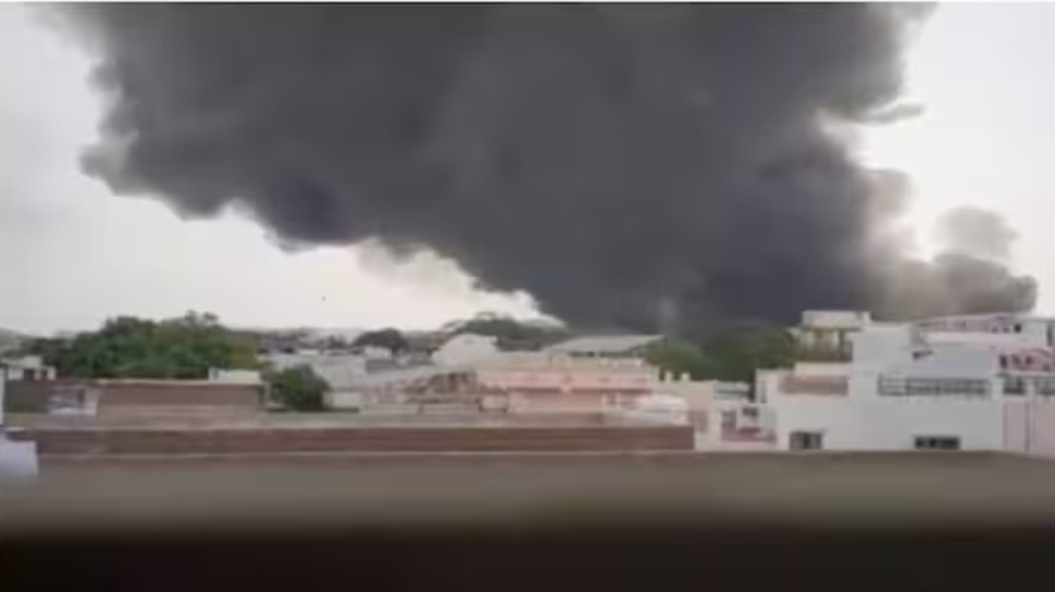 Plane crash: ఘోర విమాన ప్రమాదం.. మేఘనిలో కుప్పకూలిన ఎయిర్ ఇండియా విమానం.. Plane crash: ఘోర విమాన ప్రమాదం.. మేఘనిలో కుప్పకూలిన ఎయిర్ ఇండియా విమానం..