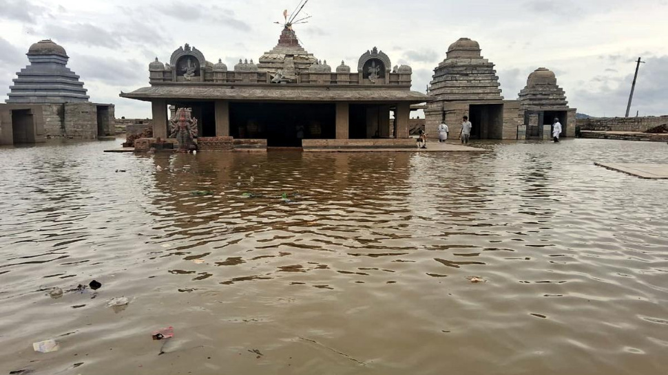Sangameswaram: మరోసారి నీట మునిగిన సంగమేశ్వరం.. కృష్ణమ్మ వరదలకు జల సమాధిలో జంగమయ్య.. Sangameswaram: మరోసారి నీట మునిగిన సంగమేశ్వరం.. కృష్ణమ్మ వరదలకు జల సమాధిలో జంగమయ్య..