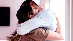 Man Mum Culture: మ్యాన్-మమ్ ట్రెండ్.. పురుషులకు మంచి వ్యాపారం, హగ్ చేసుకుంటే రూ.600