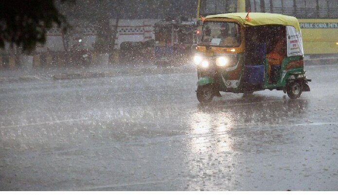 Heavy Rains: ఉపరితల ఆవర్తనం ఎఫెక్ట్, ఏపీ తెలంగాణలో భారీ వర్షాలు