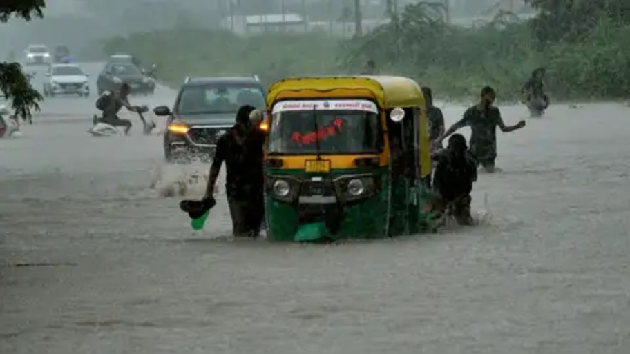 Heavy Rains: భారీ వర్షాల నేపథ్యంలో స్కూళ్లు, కాలేజీలకు సెలవులు ప్రకటించిన ప్రభుత్వం.. 