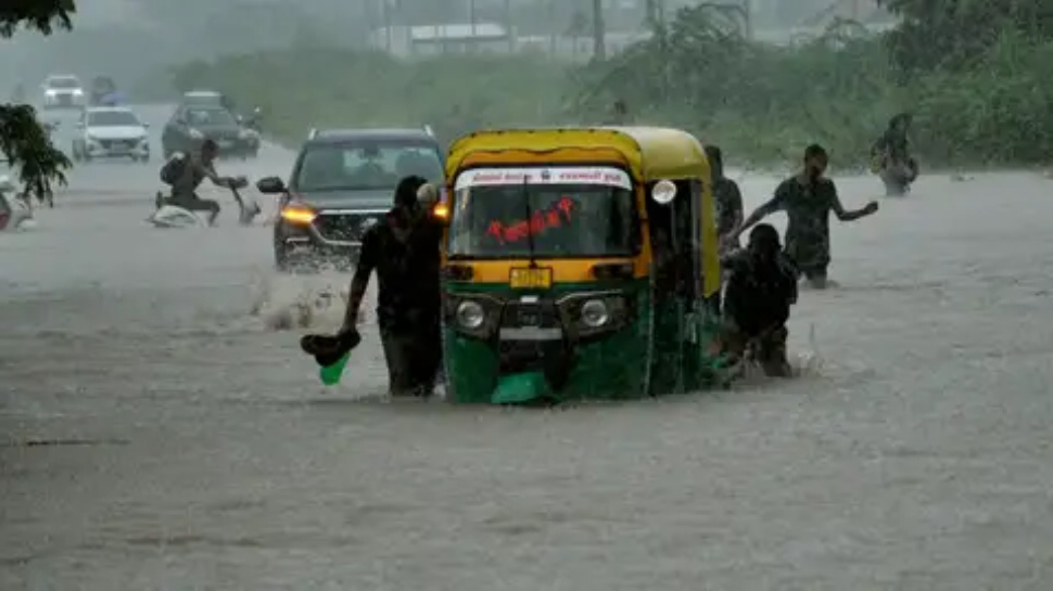 Heavy Rains: భారీ వర్షాల నేపథ్యంలో స్కూళ్లు, కాలేజీలకు సెలవులు ప్రకటించిన ప్రభుత్వం.. Heavy Rains: భారీ వర్షాల నేపథ్యంలో స్కూళ్లు, కాలేజీలకు సెలవులు ప్రకటించిన ప్రభుత్వం..