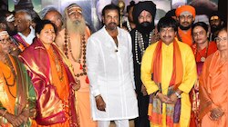 Mohan Babu: అఘోరాలు, నాగ సాదువులతో కలిసి ‘కన్నప్ప’ సినిమాను వీక్షించిన డాక్టర్ మోహన్ బాబు.. 