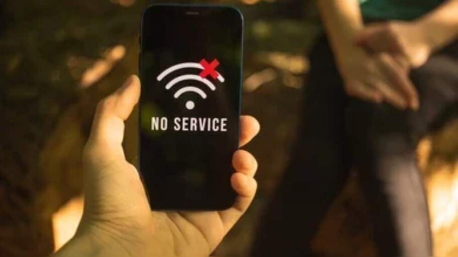 Signal Problem: వర్షం పడితే మీ మొబైల్ లో తరచూ నెట్‌వర్క్ పోతుందా..? ఇక ఆ టెన్షన్‌కు ఎండ్.. ఈ స్మార్ట్ ట్రిక్స్‌ ట్రై చేయండి..!