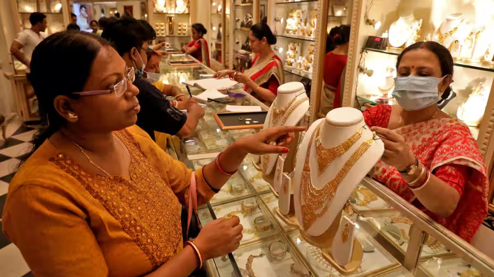 Gold Rate Today: మళ్లీ తగ్గుతున్న బంగారం ధరలు..ఆగస్టు 23వ తేదీ శనివారం ధరలు ఎలా ఉన్నాయంటే? Gold Rate Today: మళ్లీ తగ్గుతున్న బంగారం ధరలు..ఆగస్టు 23వ తేదీ శనివారం ధరలు ఎలా ఉన్నాయంటే?