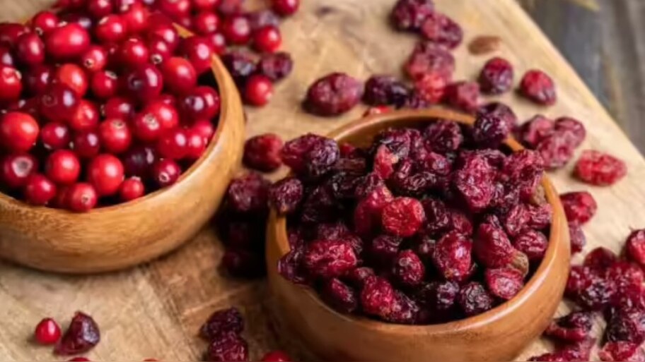Cranberry: క్రాన్బెర్రీ తింటే కలిగే లాభాలు తెలుసా? ఆసుపత్రి బైబై చెప్పే ఔషధం..