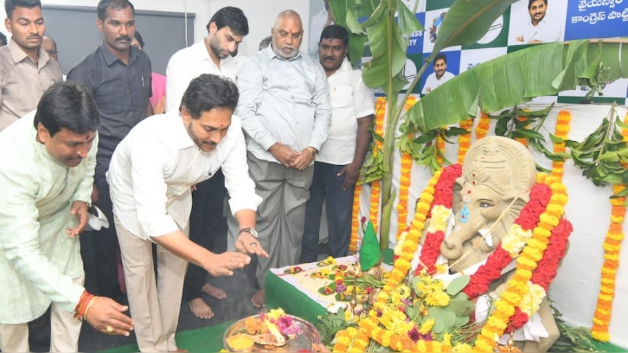 YS Jagan: గణపతి పూజలో బొట్టు పెట్టుకుని.. మంత్రాలు చదివిన మాజీ సీఎం వైఎస్ జగన్