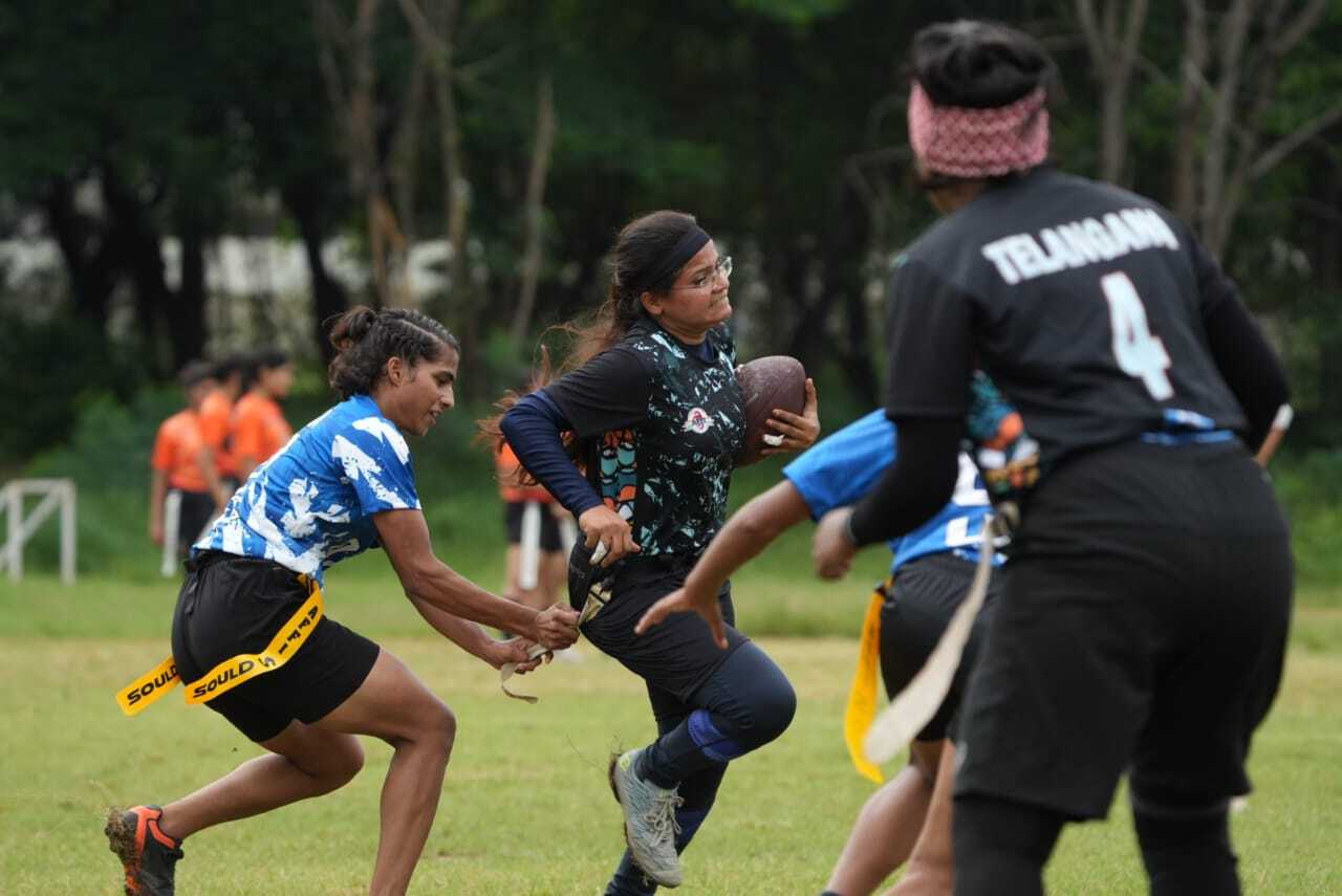 Flag Football: అమెరికన్ ఫ్లాగ్ ఫుట్బాల్ టోర్నీలో చెలరేగిన తెలంగాణ టీమ్..దెబ్బకి నాకౌట్కి..! Flag Football: అమెరికన్ ఫ్లాగ్ ఫుట్బాల్ టోర్నీలో చెలరేగిన తెలంగాణ టీమ్..దెబ్బకి నాకౌట్కి..!