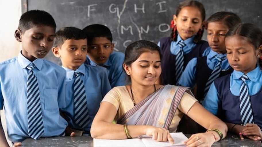 Teachers Retirement Age Hike:  ప్రభుత్వ ఉపాధ్యాయుల రిటైర్మెంట్ వయస్సు పెంపు.. నోటిఫికేషన్ జారీ చేసిన విద్యాశాఖ..!!