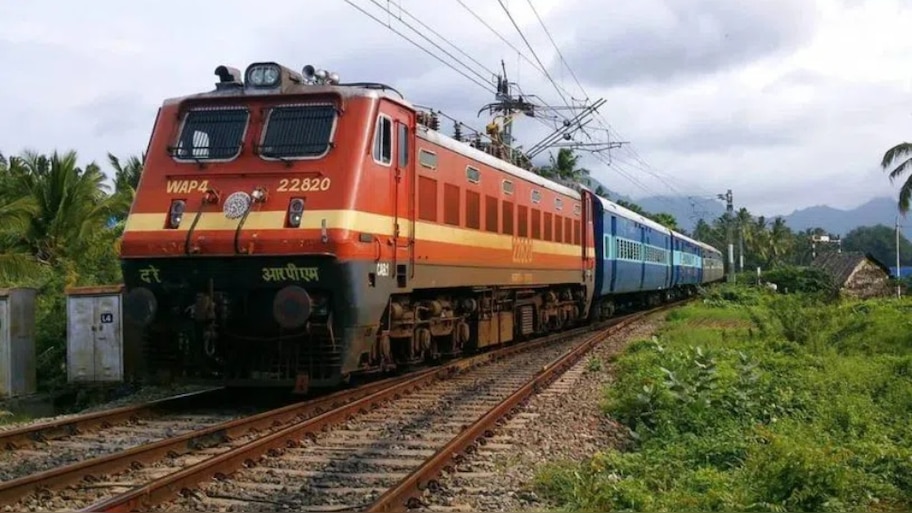 Special Trains: పండుగల వేళ రైల్వే ప్రయాణికులకు అదిరిపోయే శుభవార్త.. కీలక నిర్ణయం తీసుకున్న దక్షిణ మధ్య రైల్వే 
