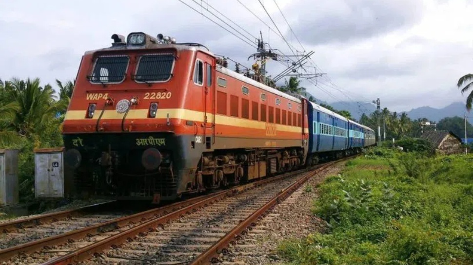 Special Trains: పండుగల వేళ రైల్వే ప్రయాణికులకు అదిరిపోయే శుభవార్త.. కీలక నిర్ణయం తీసుకున్న దక్షిణ మధ్య రైల్వే Special Trains: పండుగల వేళ రైల్వే ప్రయాణికులకు అదిరిపోయే శుభవార్త.. కీలక నిర్ణయం తీసుకున్న దక్షిణ మధ్య రైల్వే