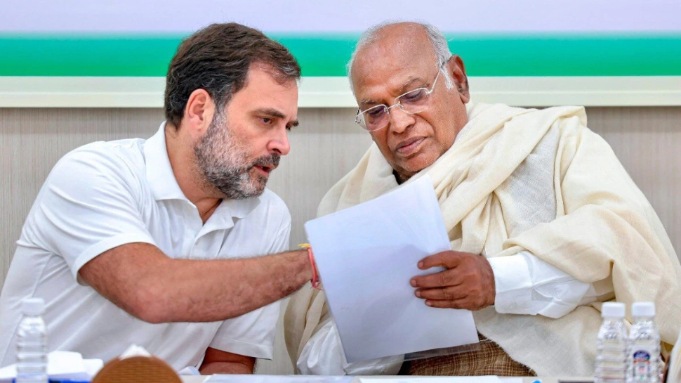 Congress High Command: కాంగ్రెస్ అగ్రనేత రాహుల్ గాంధీ అక్కడ ఒకలా.. ఇక్కడ మరోలా.. ప్రశ్నిస్తున్న కాంగ్రెస్ నేతలు.. Congress High Command: కాంగ్రెస్ అగ్రనేత రాహుల్ గాంధీ అక్కడ ఒకలా.. ఇక్కడ మరోలా.. ప్రశ్నిస్తున్న కాంగ్రెస్ నేతలు..