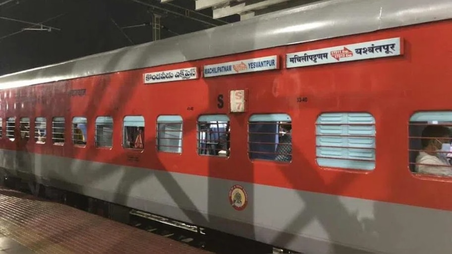 Train Reverse: అయ్యో పాపం.. ట్రైన్ నుండి ప్రమాదవశాత్తూ జారిపడిన ప్రయాణికుడు.. కాపాడేందుకు ఒకటిన్నర కిలోమీటర్‌ వెనక్కి వెళ్లిన రైలు.. తర్వాత ఏం జరిగిందంటే..?