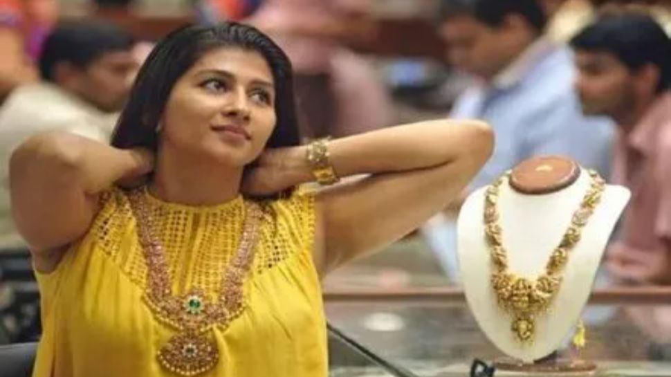 Gold Rate Today: హిస్టరీ క్రియేట్ చేసిన గోల్డ్.. చరిత్రలోనే తొలిసారి తులం రూ. 1.09లక్షలు..సెప్టెంబర్ 4వ తేదీ గురువారం ధరలు చూస్తే కంగుతినాల్సిందే..!! Gold Rate Today: హిస్టరీ క్రియేట్ చేసిన గోల్డ్.. చరిత్రలోనే తొలిసారి తులం రూ. 1.09లక్షలు..సెప్టెంబర్ 4వ తేదీ గురువారం ధరలు చూస్తే కంగుతినాల్సిందే..!!