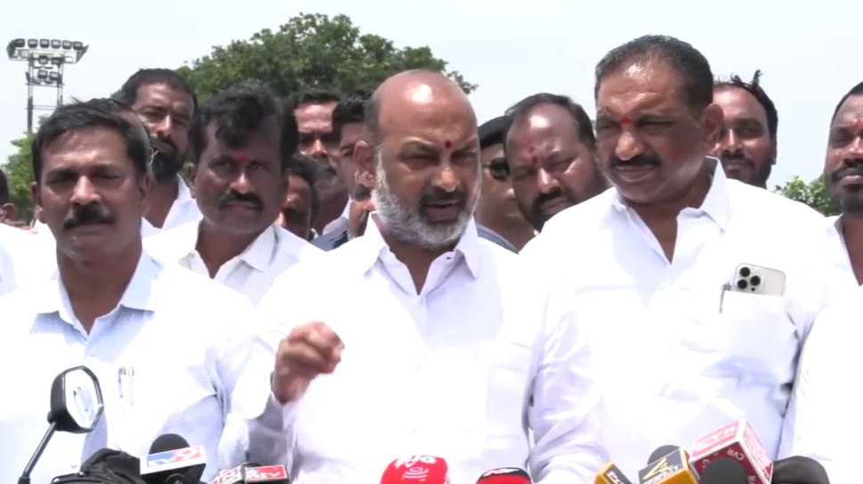 Bandi Sanjay: నాకు ఒక్క రూపాయి అయినా ఇచ్చారా..? స్వీటు ముక్క కూడా తినిపించలేదు: బండి సంజయ్ Bandi Sanjay: నాకు ఒక్క రూపాయి అయినా ఇచ్చారా..? స్వీటు ముక్క కూడా తినిపించలేదు: బండి సంజయ్
