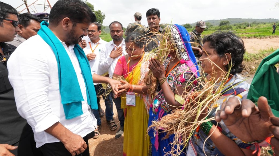 Kamareddy Floods: కామారెడ్డి వరద బాధితులకు ముఖ్యమంత్రి భరోసా.. అధికారులకు కీలక ఆదేశాలు Kamareddy Floods: కామారెడ్డి వరద బాధితులకు ముఖ్యమంత్రి భరోసా.. అధికారులకు కీలక ఆదేశాలు