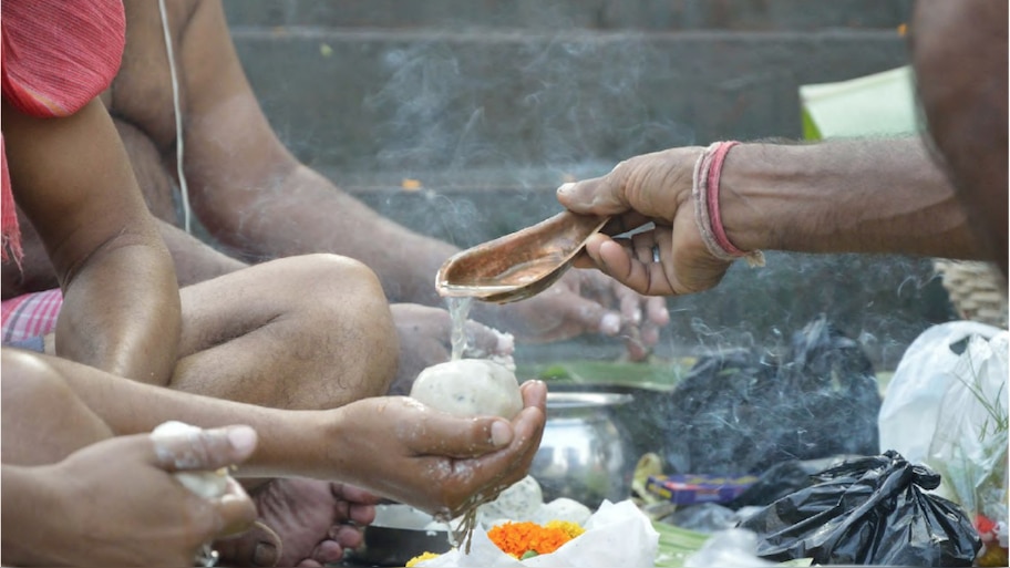 Pitru Paksha 2025: పితృ పక్షాల్లో శ్రాద్దం ఎలా నిర్వహించాలి.. మహాలయ పక్షాల్లో చేసే ఈ కర్మల కలిగే ప్రయోజనాలు.. 