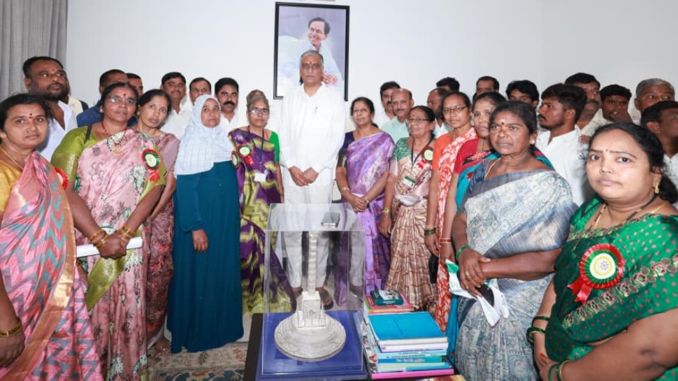 Pending Salaries: దసరా ముందు పెండింగ్ జీతాలు, బిల్లుల కోసం ఉద్యోగుల ఆందోళన Pending Salaries: దసరా ముందు పెండింగ్ జీతాలు, బిల్లుల కోసం ఉద్యోగుల ఆందోళన