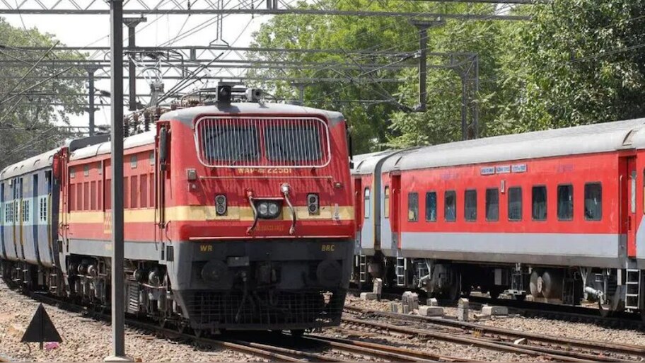 Special Trains: రైల్వే ప్రయాణికులకు శుభవార్త.. దసరాకి స్పెషల్ ట్రైన్స్.. రూట్స్ ఇవే.. బుకింగ్ ఓపెన్ ఎప్పటి నుంచో తెలుసా..?