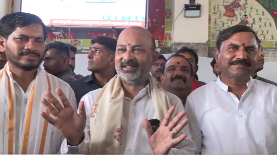 Bandi Sanjay: బ్రాండ్ అంబాసిడర్లని చంకలు గుద్దుకున్నారు కదా..?: ప్రభుత్వంపై బండి సంజయ్ ఫైర్ Bandi Sanjay: బ్రాండ్ అంబాసిడర్లని చంకలు గుద్దుకున్నారు కదా..?: ప్రభుత్వంపై బండి సంజయ్ ఫైర్