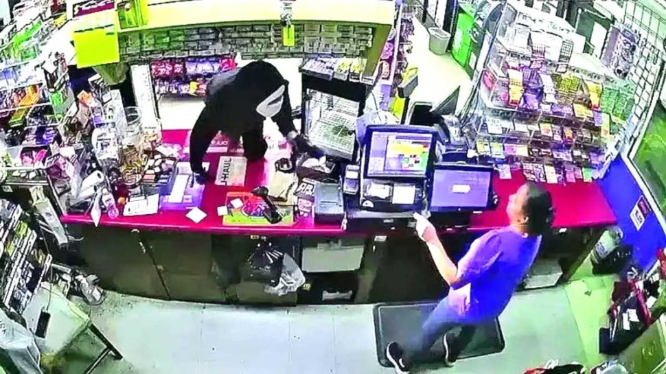 Gujarati Woman: అమెరికా గన్ కల్చర్కి భారత మహిళ బలి.. దోపిడీని అడ్డుకున్నందుకు దారుణంగా కాల్చి చంపిన దుండగుడు Gujarati Woman: అమెరికా గన్ కల్చర్కి భారత మహిళ బలి.. దోపిడీని అడ్డుకున్నందుకు దారుణంగా కాల్చి చంపిన దుండగుడు